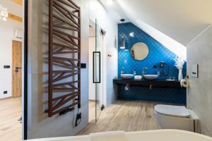 米库洛夫Penzion Monner的一间带卫生间和蓝色墙壁的浴室