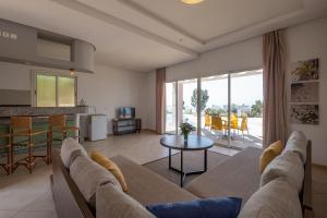 塔哈佐特Lunja Village - Agadir的客厅配有沙发和桌子