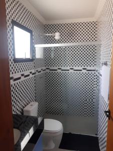 伯迪亚哥Apartamento Duplex pé na areia em Boracéia的一间带白色卫生间的浴室和窗户。