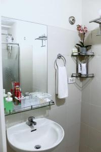 大雅台天空微风天堂公寓的一间带水槽和镜子的浴室