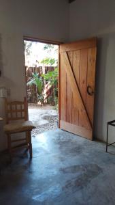 马祖特Casa de Kai Mazunte的一个带椅子的房间里木门