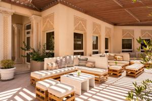 多哈多哈莫凡彼酒店的门廊上设有带沙发和桌子的庭院