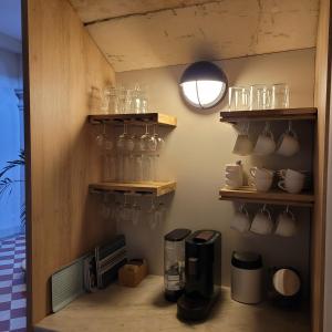 AlmayracOh, le château!的一个带玻璃架和咖啡壶的厨房