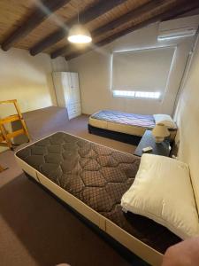 圣拉斐尔Apartamentos La escondida的一间卧室,配有两张床