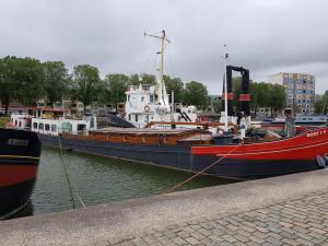 鹿特丹Boathotel Rotterdam Seven的两艘船停靠在水面上的码头