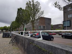 鹿特丹Boathotel Rotterdam Seven的停在墙上的一排汽车