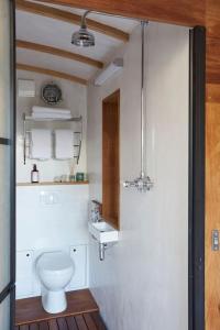 赖德The Cabana - a romantic seaside getaway and garden的白色的浴室设有卫生间和水槽。