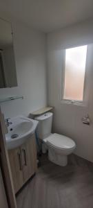 瓦尔拉普拉日Mobil Home Palmiers 1的一间带卫生间、水槽和窗户的浴室