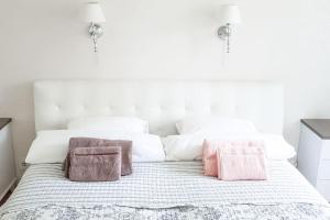 塔尔图Cozy apartment near Lõunakeskus with home cinema的一间卧室配有带粉红色枕头的床。