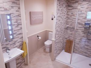 百利科内尔SWIFT HALF的带淋浴、卫生间和盥洗盆的浴室