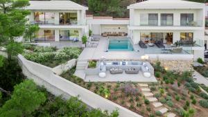 斯基亚索斯镇Luxury Villas Skiathos的享有带游泳池的房屋的空中景致