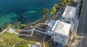 斯基亚索斯镇Luxury Villas Skiathos的水边白色房子的空中景色