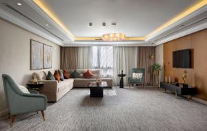 开罗Triumph Luxury Hotel的带沙发和电视的客厅
