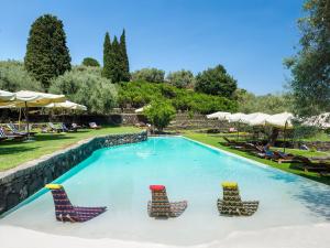 扎费拉纳-埃特内阿梦纳琪旅馆的一个带躺椅和遮阳伞的游泳池