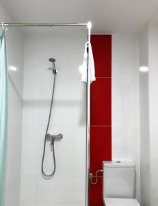 丘利利亚Casa Rural La Cambreta - Chulilla的带淋浴、卫生间和红色墙壁的浴室