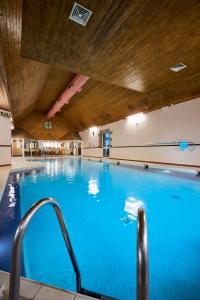 斯特灵斯特灵高地酒店 - 隶属凯恩集团的一座大型蓝色游泳池,拥有木制天花板