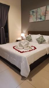 关丹FRA Dreams @ Swiss Garden Resort Residences的一张带白色床单和枕头的床