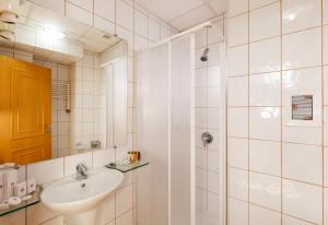 索非亚Arte Sofia Hotel的白色的浴室设有水槽和淋浴。