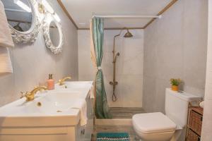 帕斯蒂达Philoxenia traditional house的一间带水槽、卫生间和镜子的浴室