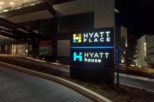 蒙特雷Hyatt House Monterrey Valle San Pedro的建筑前的一处安息地标志