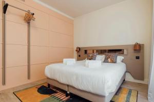 里摩日La Loge Gogaille - Préfecture - Accès autonome的卧室配有一张白色大床和淋浴