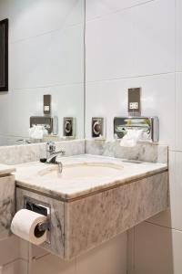 斯特灵斯特灵高地酒店 - 隶属凯恩集团的一间带水槽和镜子的浴室