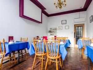布莱克浦Holmeleigh Hotel的一间配备有蓝色桌椅的用餐室