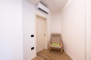 佩尔吉内瓦尔苏加纳帕拉佐琪麦丽公寓的小房间,带椅子和门