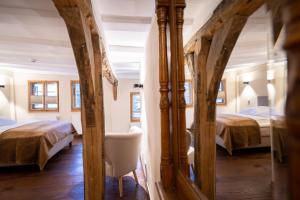 拉恩河畔林堡Goldener Löwe的酒店客房,配有两张床和椅子
