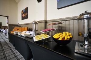 斯特灵斯特灵高地酒店 - 隶属凯恩集团的包括一碗香蕉和其他食物的自助餐