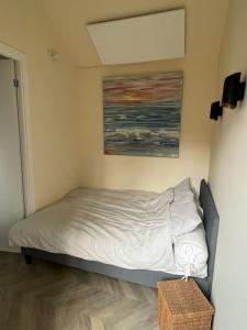 海牙Renovated & private Tinyhouse Den Haag short stay appartment的一间卧室配有一张壁画床