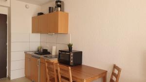 科隆Workers-Sleep-Station的小厨房配有木桌和微波炉