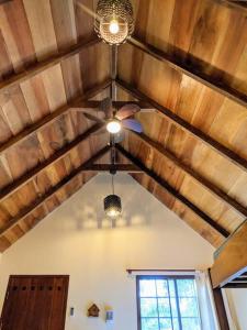 CañasDidi Lodge - Cabaña cálida y acogedora!的配有吊扇的客房的天花板