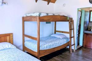 CañasDidi Lodge - Cabaña cálida y acogedora!的一间卧室配有两张双层床。