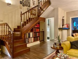 圣马力诺B&B Balsimelli12的客厅设有书架楼梯