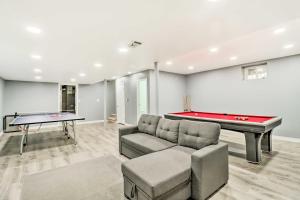 东斯特劳兹堡Spacious East Stroudsburg House Game Room and Yard!的带沙发和台球桌的客厅