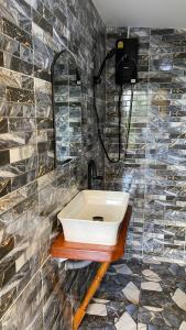 Ban Phu Hiภูคำฮ้อมคลิฟฟ์ลอดจ์ แอนด์ โฮมสเตย์ Phu come home cliff Lodge & Homestay的一间带水槽和镜子的浴室