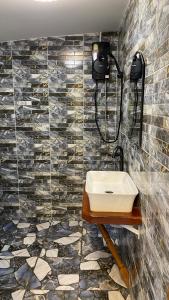 Ban Phu Hiภูคำฮ้อมคลิฟฟ์ลอดจ์ แอนด์ โฮมสเตย์ Phu come home cliff Lodge & Homestay的一间带水槽和瓷砖墙的浴室