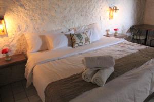 伊察Hotel Fundo El Arrabal的卧室配有白色床和毛巾
