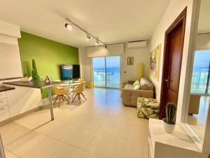 巴哈马尔Tropical Rest Apartment的一间带厨房的客厅和一间餐厅