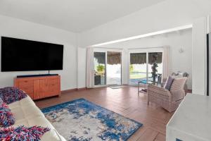 棕榈滩Beach Walk Residences的客厅配有平面电视和沙发。
