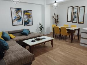 库马诺沃Sofija Apartment的客厅配有沙发和桌子