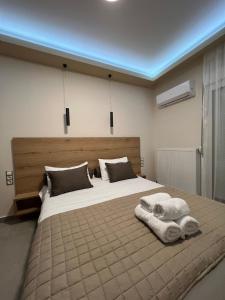 科扎尼Kozani Home 01的一间卧室配有一张大床和毛巾