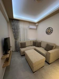 科扎尼Kozani Home 01的带沙发和电视的客厅