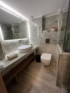 科扎尼Kozani Home 01的一间带水槽和卫生间的浴室