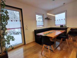 罗伊特Ferienhaus mit 4 Zimmer am Lech的一间带桌椅和窗户的用餐室
