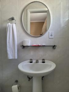 库里提巴爱斯塔克快捷酒店的浴室设有白色水槽和镜子