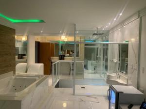 桑托斯Studio Motel (Adult Only)的带浴缸和盥洗盆的大浴室