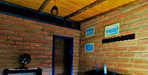 托雷斯Hostel CASA DA PEDRA CHATA的砖房,砖墙和门廊