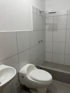 伊察Apartamento en Ica 2的白色的浴室设有卫生间和水槽。
